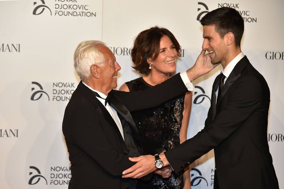 Giorgio Armani padrone di casa saluta Novak Djokovic assieme alla nipote Roberta Armani. Afp